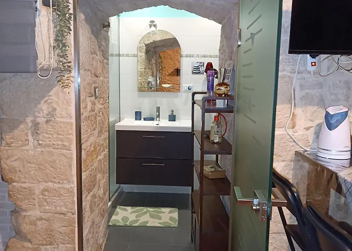 아파트 Unique White Stone